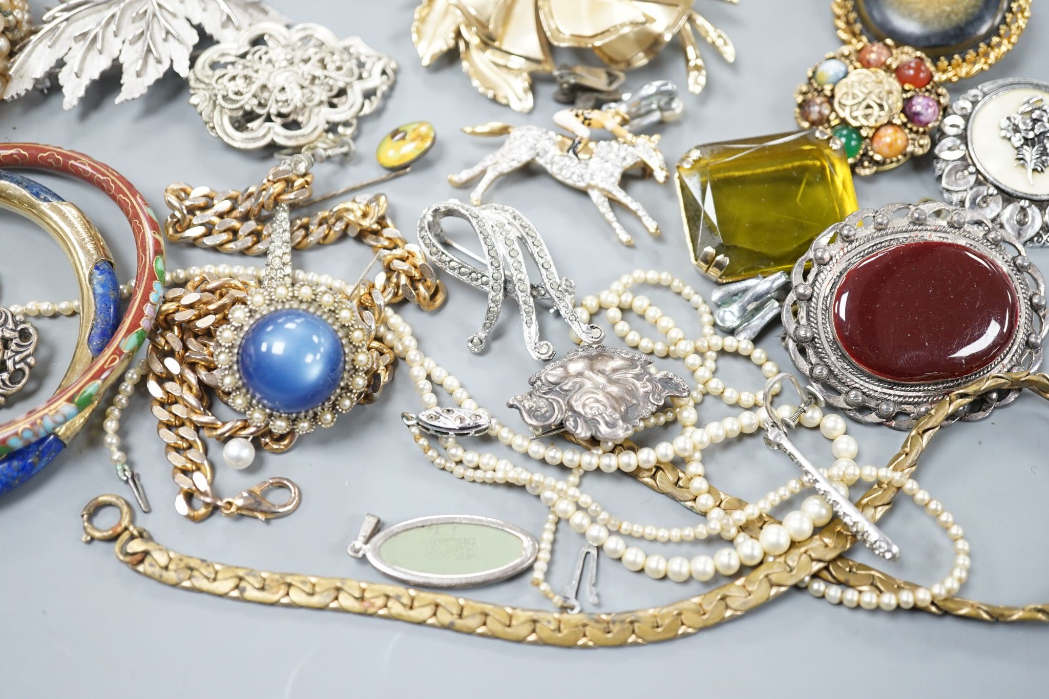 A quantity of assorted costume jewellery.